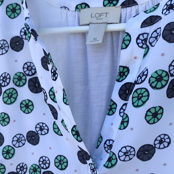 Lightweight cotton and polyester combo top. Size xs. Ann Taylor Loft - Picture 2 of 3